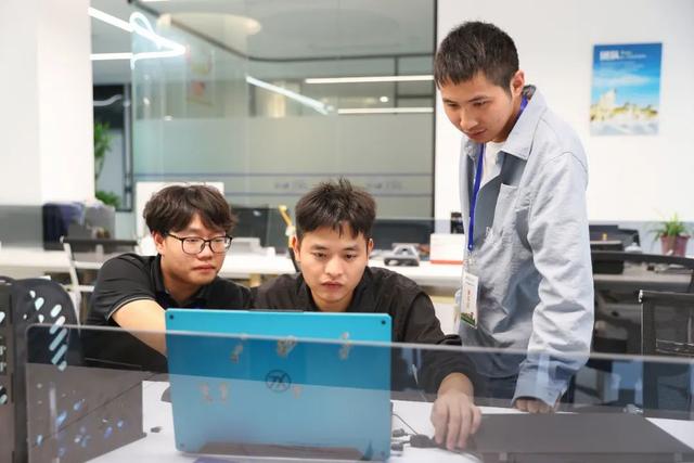 走進(jìn)上海弘卓網(wǎng)絡(luò)科技 揭秘信息技術(shù)咨詢(xún)服務(wù)背后的最美生產(chǎn)線(xiàn)